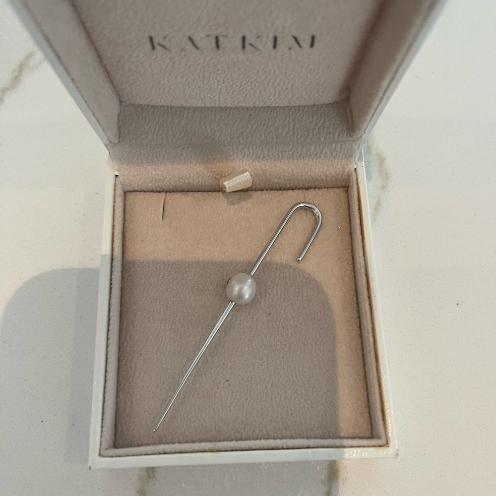 Floating pin earring white gold